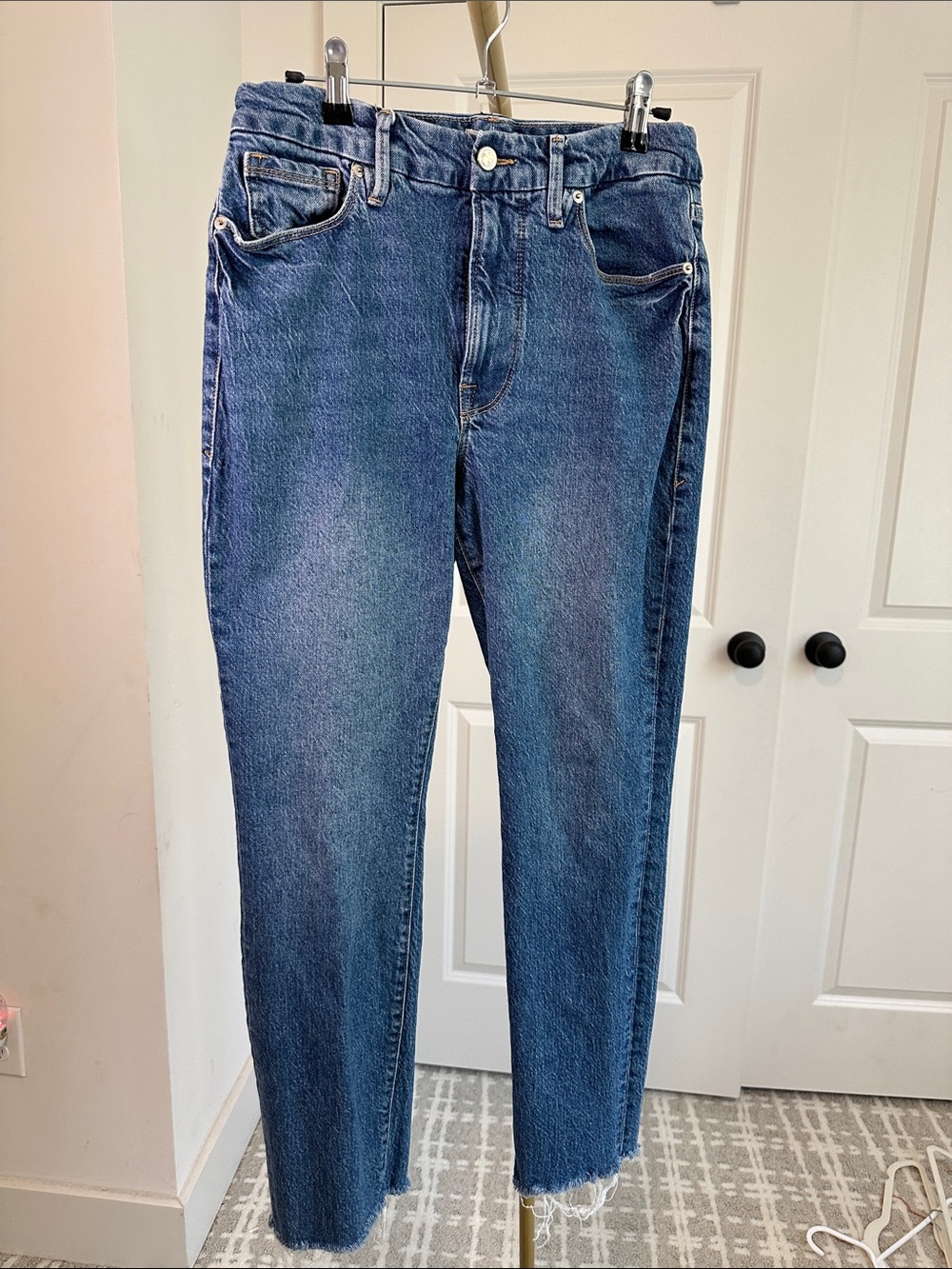 Good American Slim Straight Jeans in Blue Denim